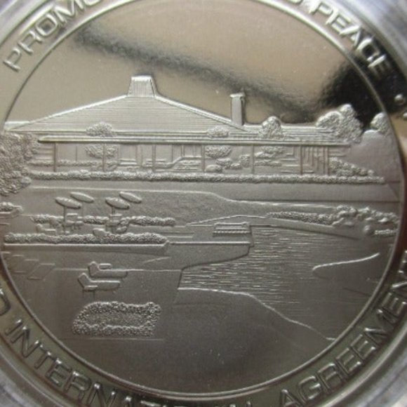 Barack Obama and Chinese President Retreat at Sunnylands in California Medallion - Picture 1 of 9